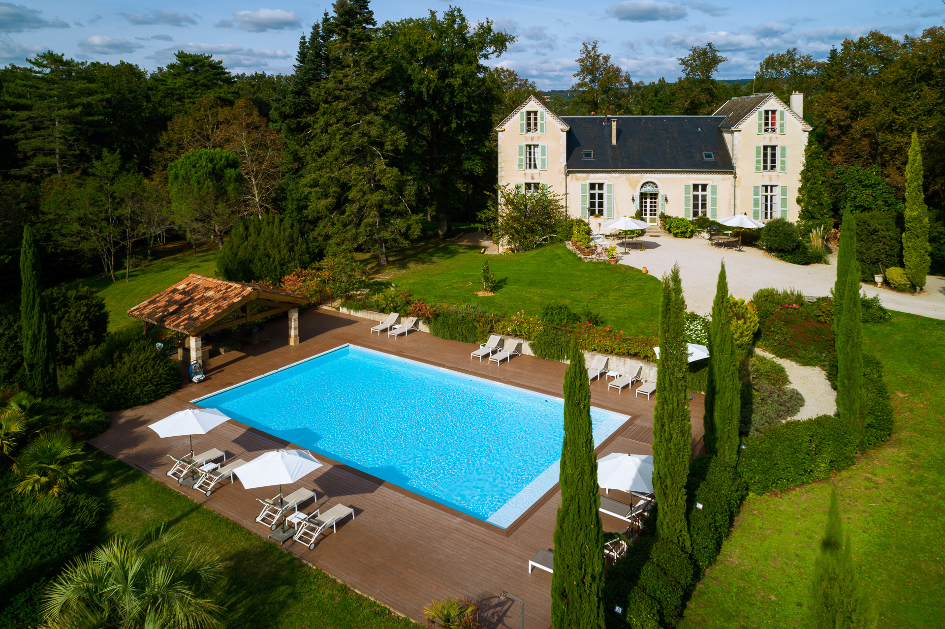 La piscine et son pool-house, un espace élégant et confortable