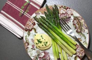 Asparagus with mousseline sauce